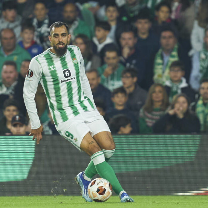 Borja Iglesias con el balón | Twitter oficial Real Betis