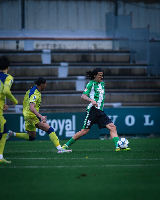 Curro Macías defendiendo | Fuente: Real Betis