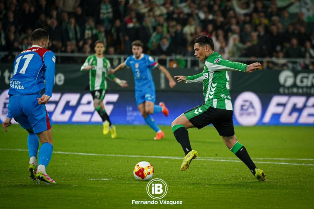 Chimy Ávila intentando golpear el balón | Fuente: Informa Betis