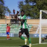 Emmanuel celebrando el gol