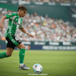 Ángel Ortiz condicuendo el balon