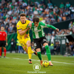 Valentin Goméz y Viktor Tsygankov pelean un balon