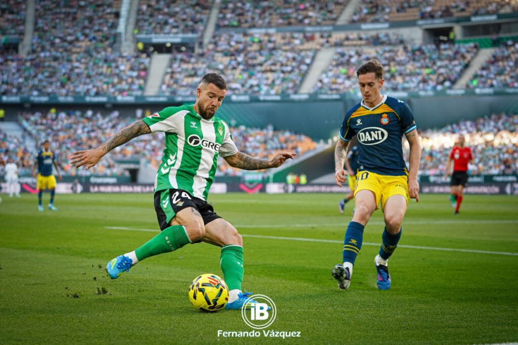 Ruibal a punto de golpear el balón | Fuente: Informa Betis