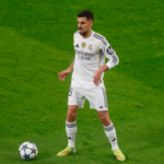 Ceballos controlando un balón