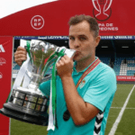 Dani Fragoso con la copa de campeones del Juvenil DH